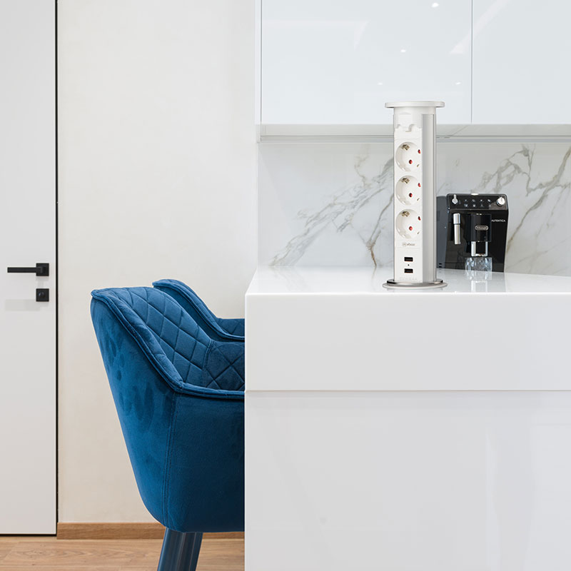 Блок розеток 105J (3 секции и 2 USB) Mebax 00-00000823