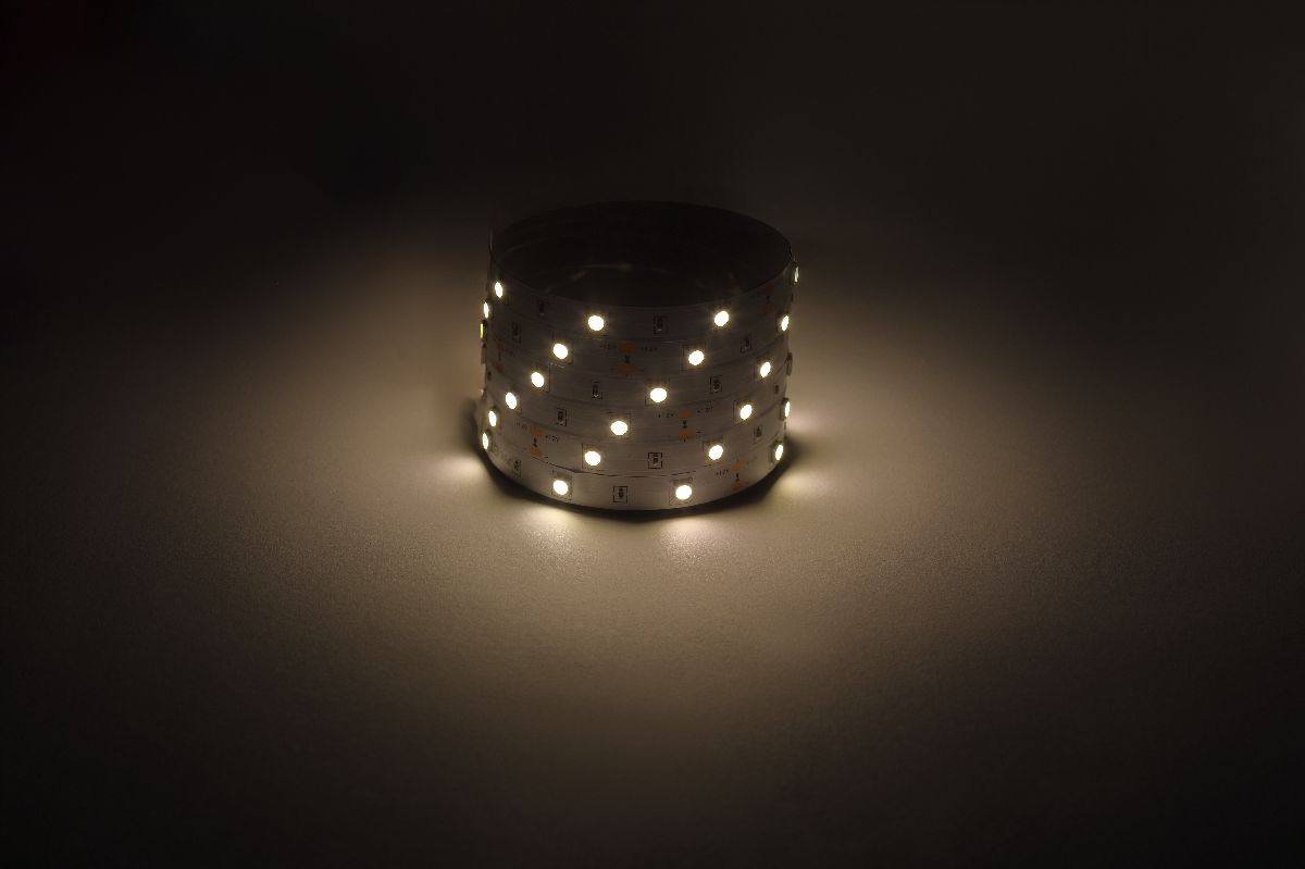 Светодиодная лента Эра 12В 5050 7,2Вт/м 3000K 5м IP20 LS5050-7,2-30-12-3000K-IP20-1 year-5m Б0059915