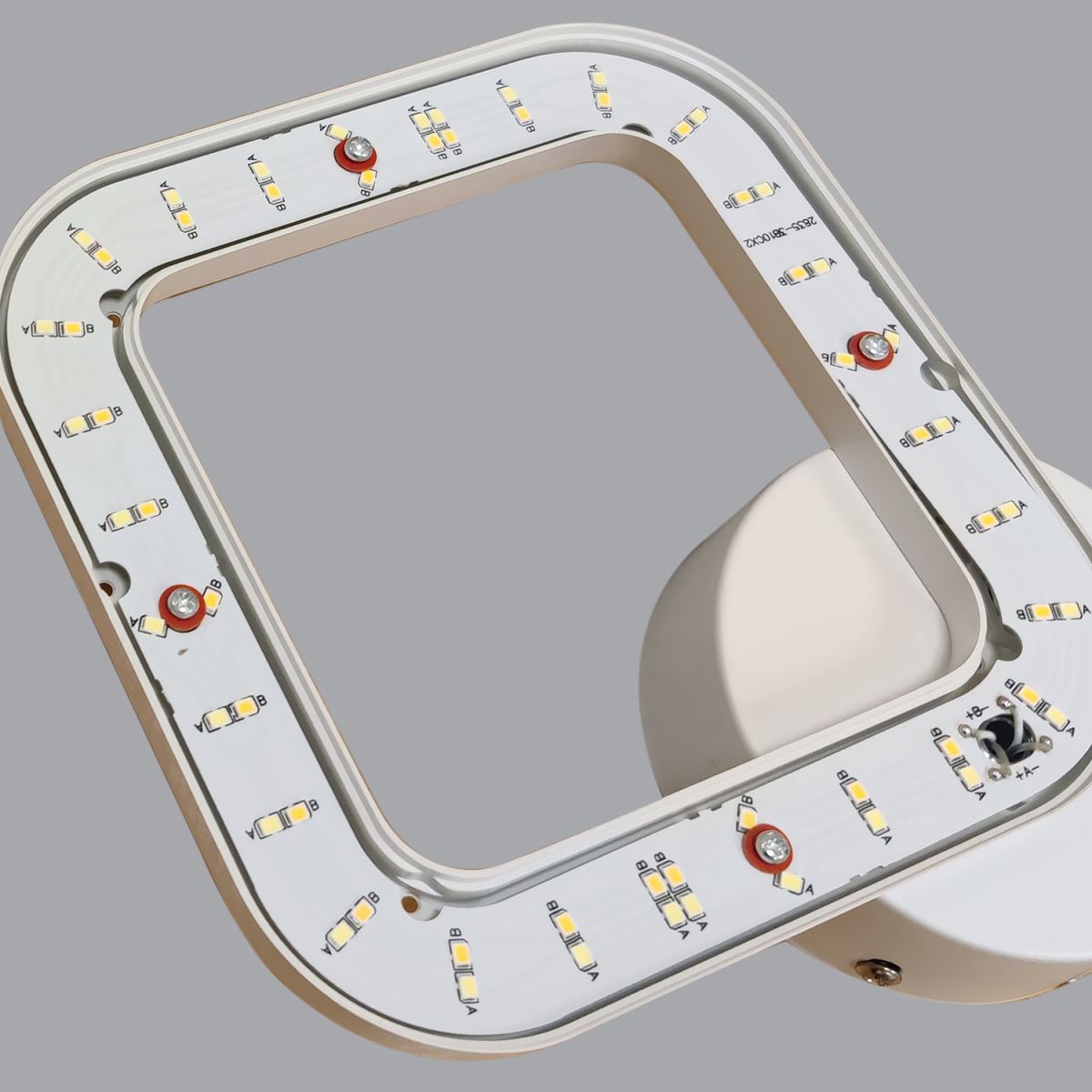 Потолочная люстра Reluce 09848-0.3-04D WH