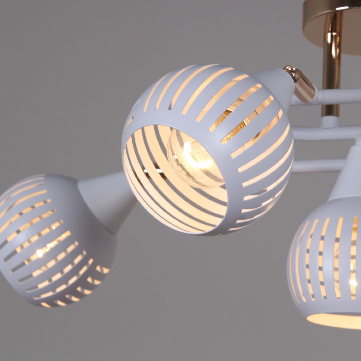 Потолочная люстра Reluce 70059-3.3-05 FG+WH