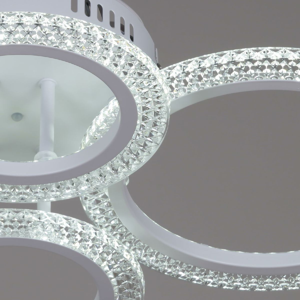 Потолочная люстра Reluce 08488-0.3-2+2C WH