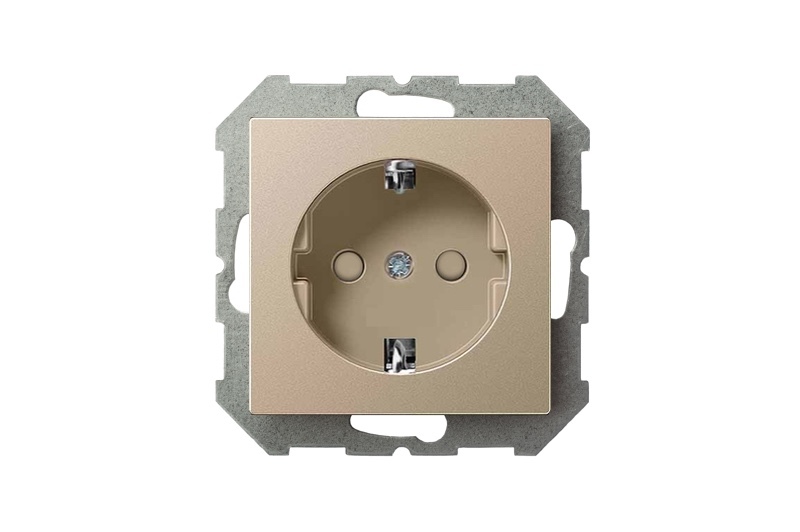 Розетка с заземлением и шторками Liregus Epsilon 28-3113