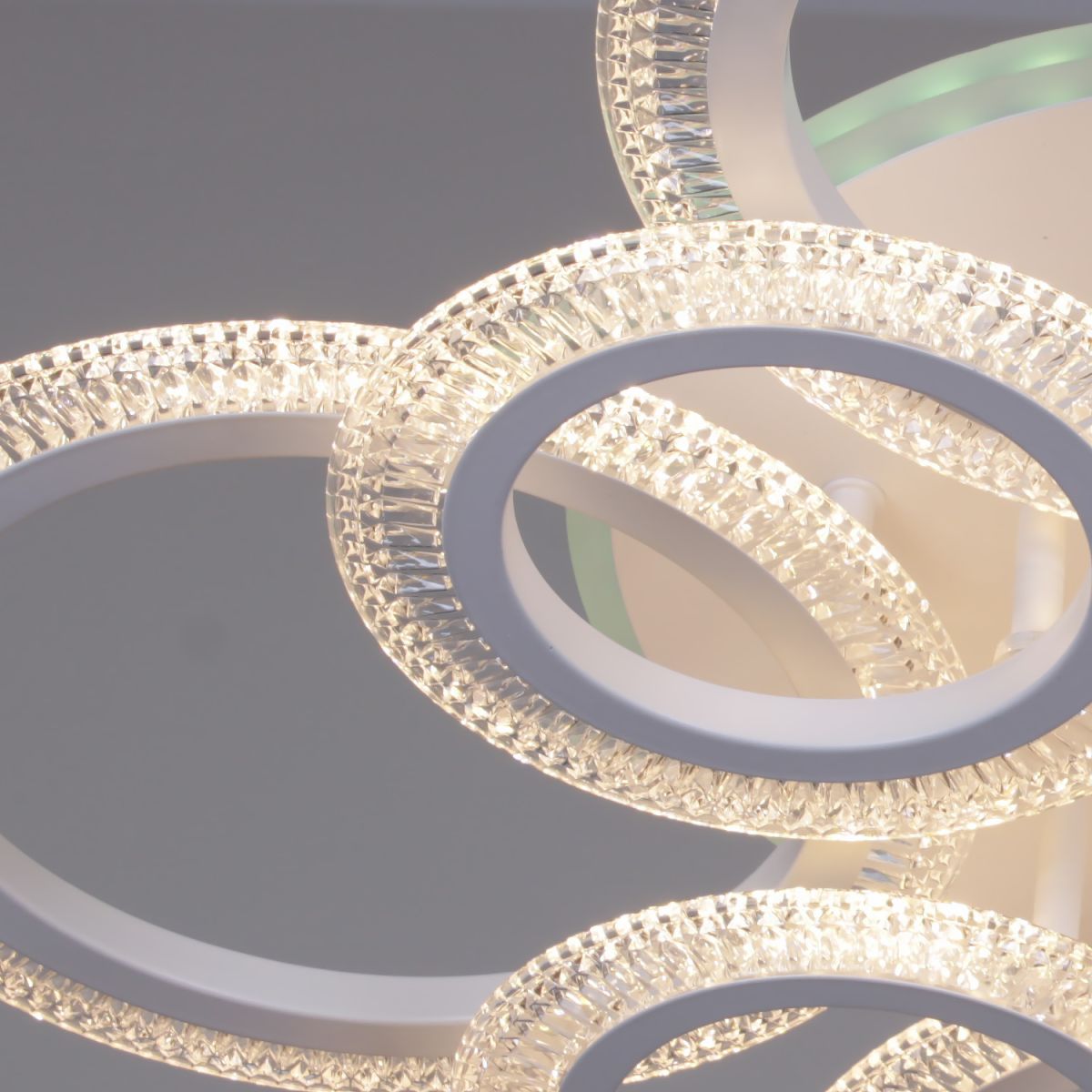 Потолочная люстра Reluce 09837-0.3-4+4A WH (RGB)