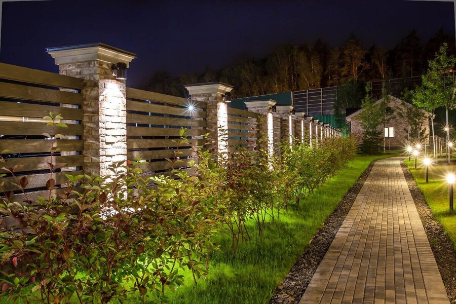 Организуем подсветку забора: принципы, нормы, способы