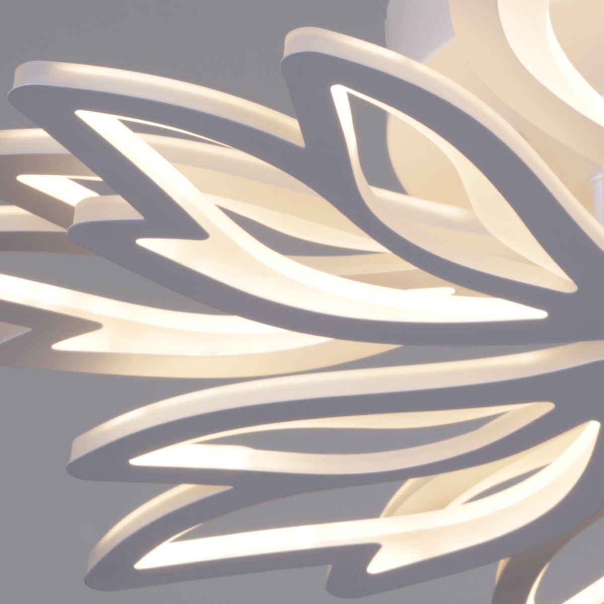 Потолочная люстра Reluce 09862-0.3-4+4 WH