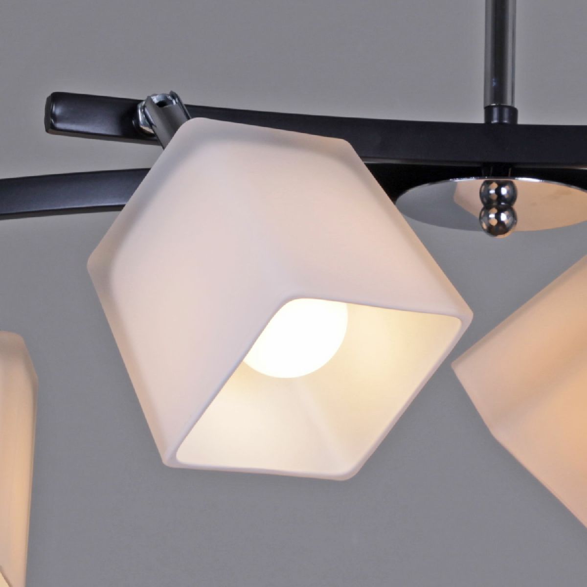 Люстра на штанге Reluce 03324-0.3-04N