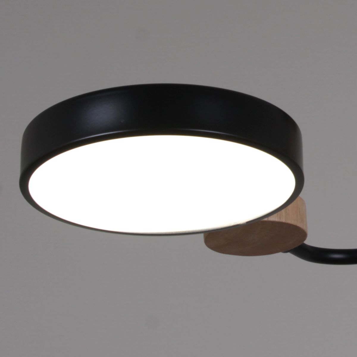 Люстра на штанге Reluce 03326-0.3-05 BK+WOOD