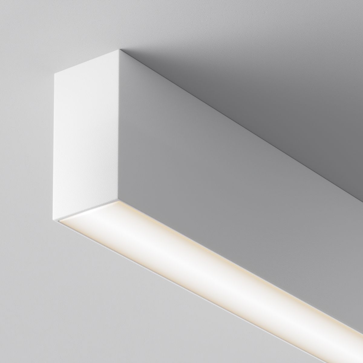 Линейный потолочный светильник Maytoni Basis C068CL-20W3-6K-W