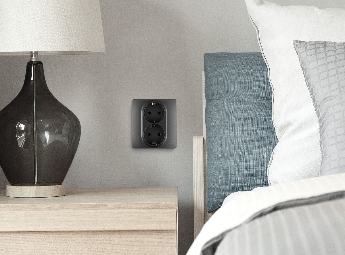 Розетка двойная с/з со шторками Legrand Inspiria 673758