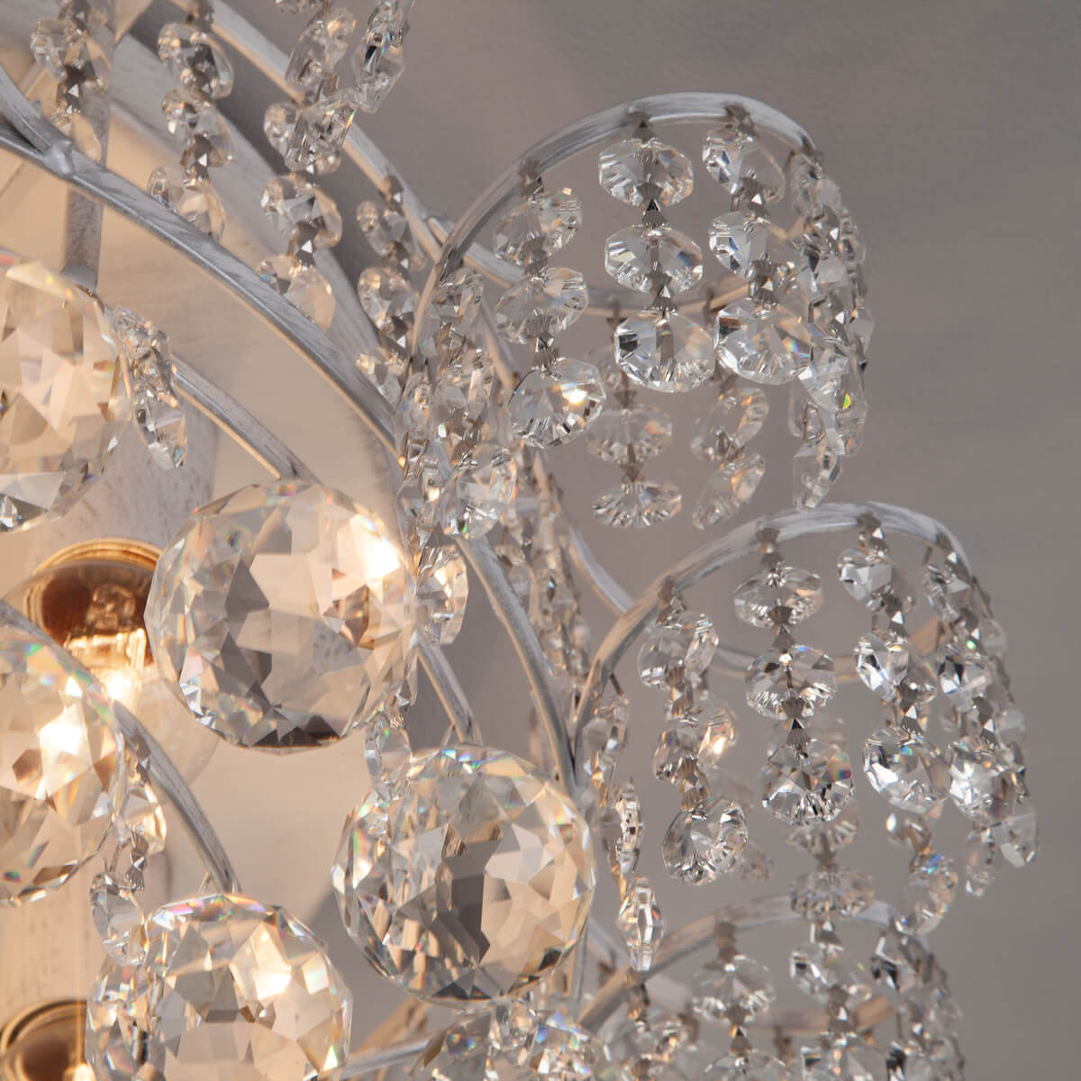 Потолочная люстра Eurosvet Шарм 16017/9 белый с серебром Strotskis