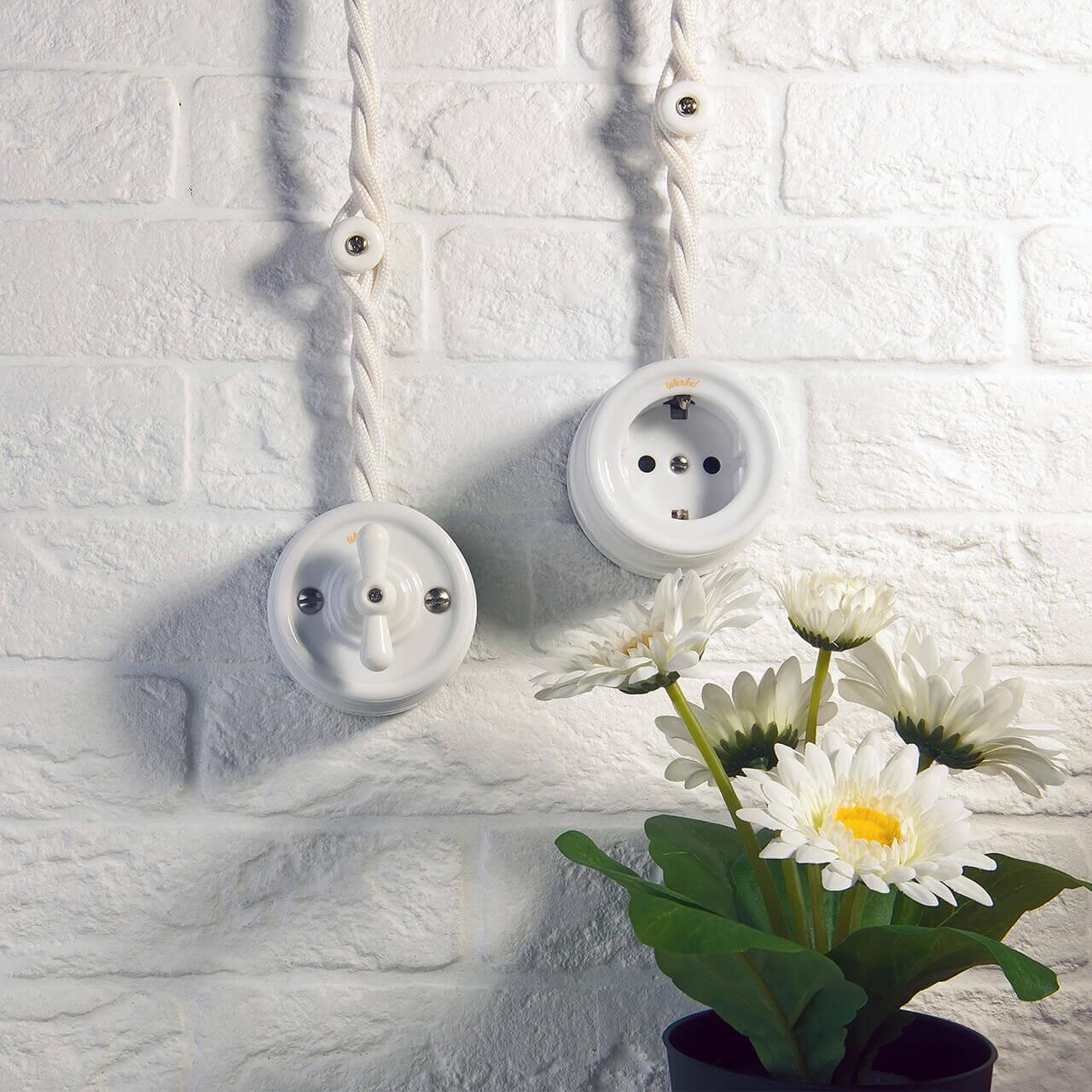 Розетка с заземлением и шторками Werkel Ретро белый W5671101 4690389166822