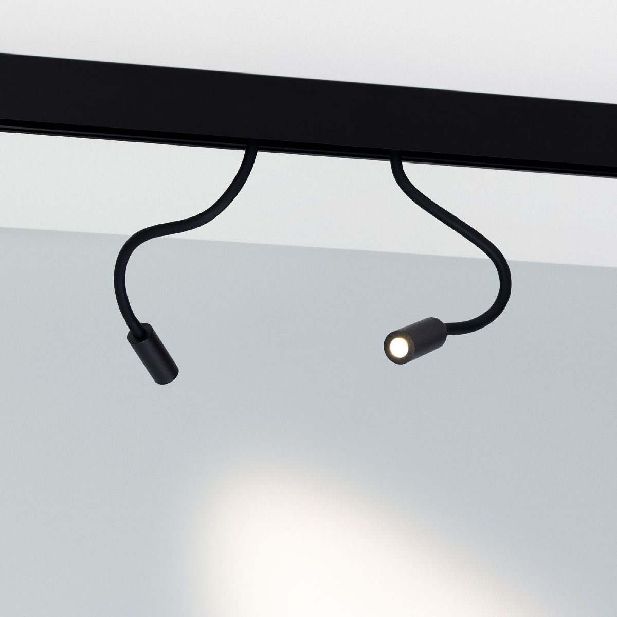 Трековый магнитный светильник Arlight MAG-ORIENT-SPOT-FLEX-R25-3W Warm3000 (BK, 24 deg, 48V) 049562