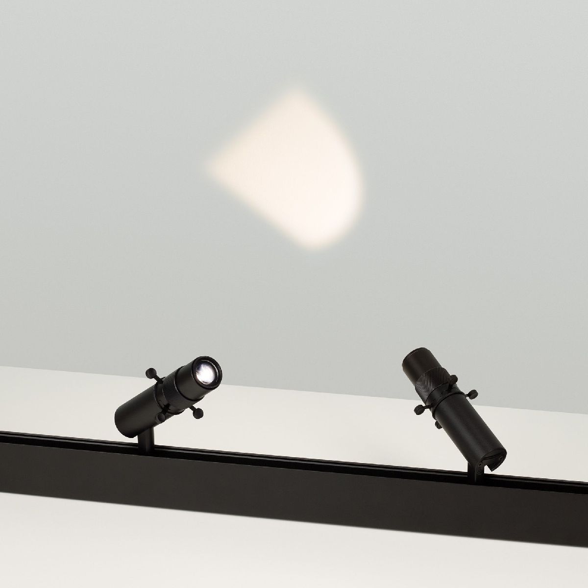 Трековый магнитный светильник Arlight MAG-ORIENT-SPOT-CROP-ZOOM-TC-R35-6W Warm3000 (BK, 19-29 deg, 48V) 045067