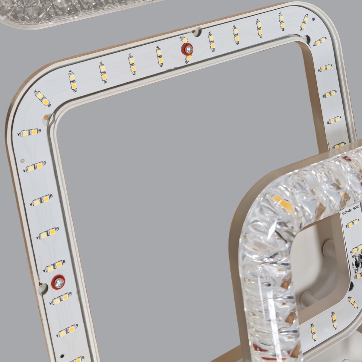 Потолочная люстра Reluce 09848-0.3-4+4B WH