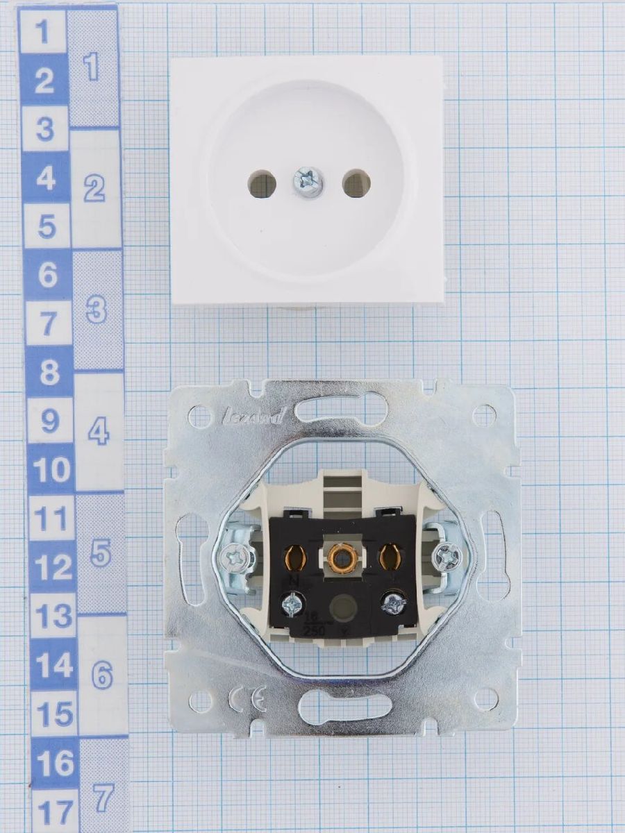 Розетка б/з Lezard Karina 707-0288-121B