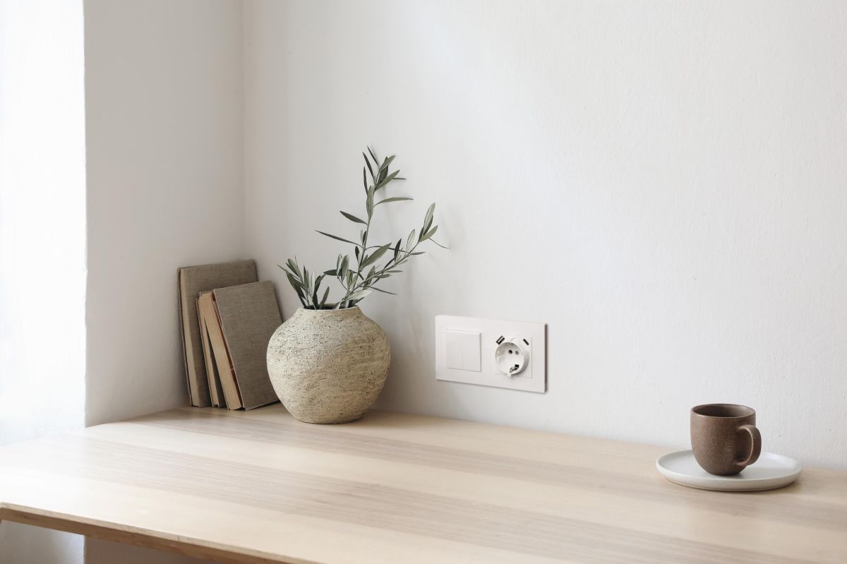 Розетка штепсельная SCHUKO 16A/250 В с крышкой, белый Kollinger REA-006WH для Aspekt, Eleganz, Reflex