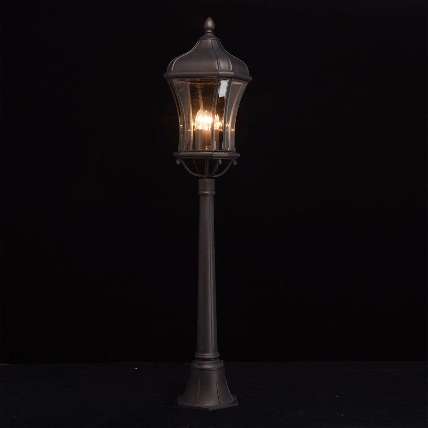 Уличный светильник Chiaro Шато 800040203