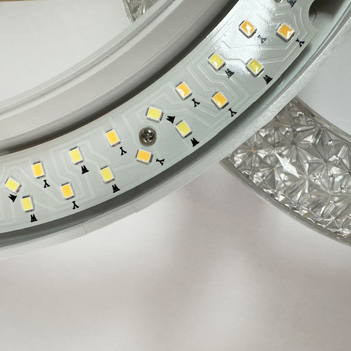 Потолочная люстра Reluce 72190-0.3-04 WH