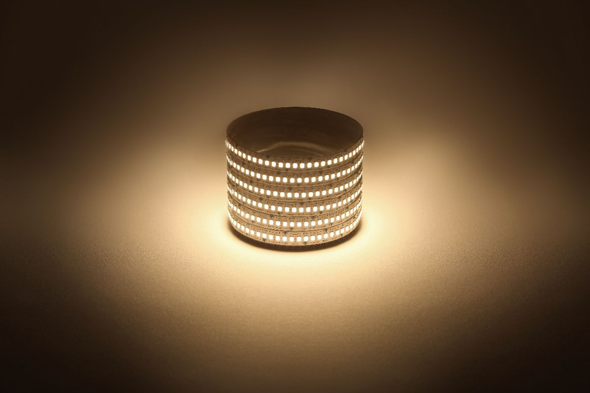 Светодиодная лента Эра 12В 2835 19,2Вт/м 3000K 5м IP20 LS2835-19,2-240-12-3000K-IP20-1 year-5m Б0059906