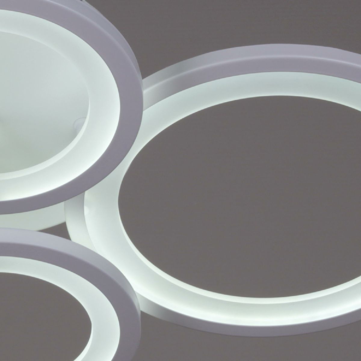 Потолочная люстра Reluce 08450-0.3-2+2C WH