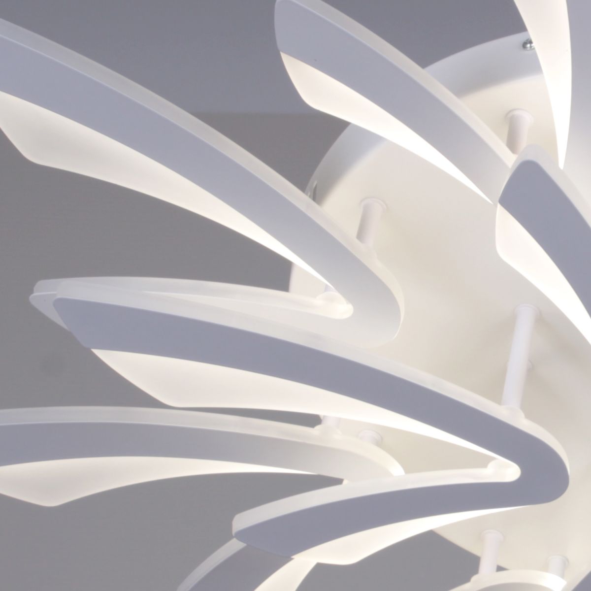 Потолочная люстра Reluce 59090-0.3-8+4 WH