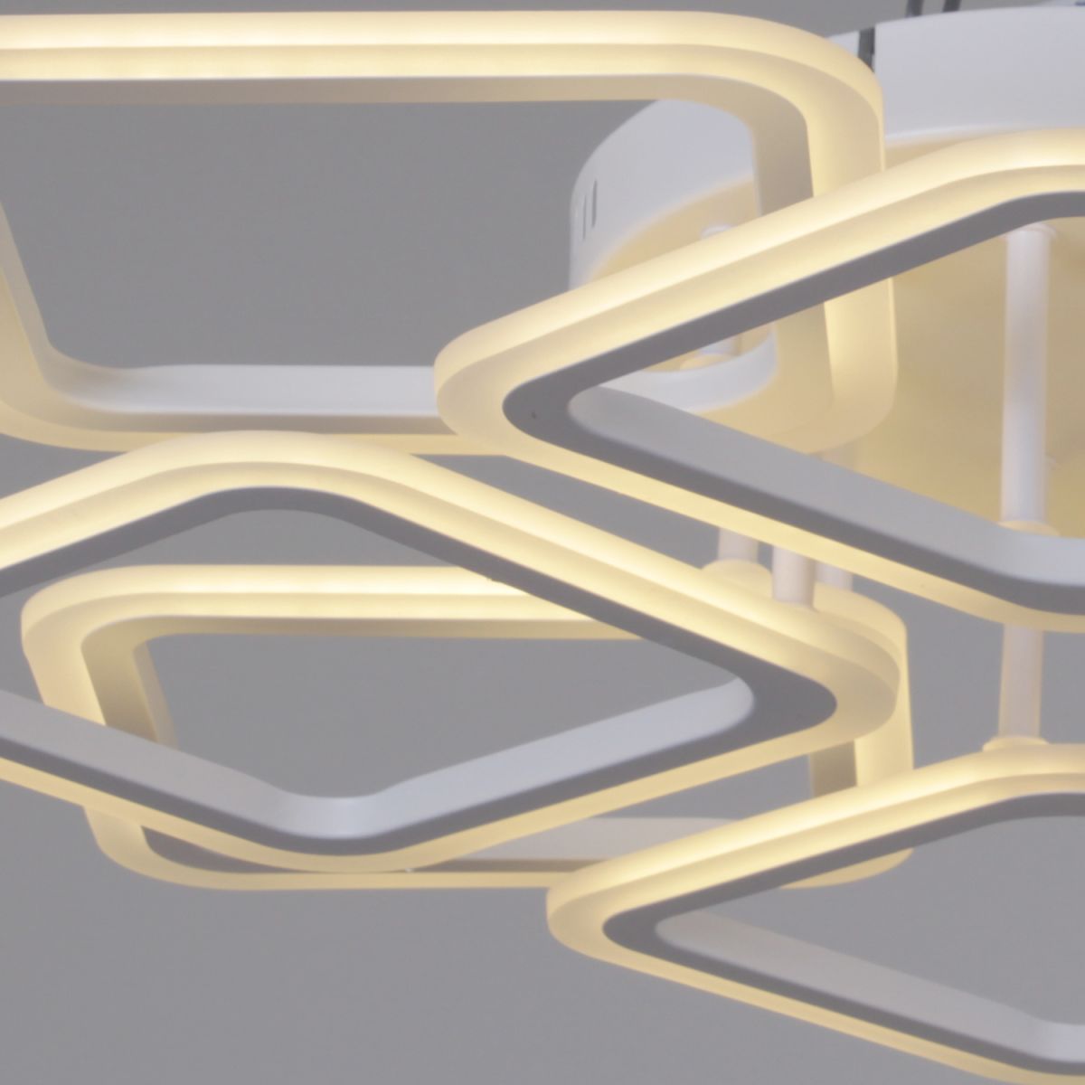 Потолочная люстра Reluce 05105-0.3-4+4 WH