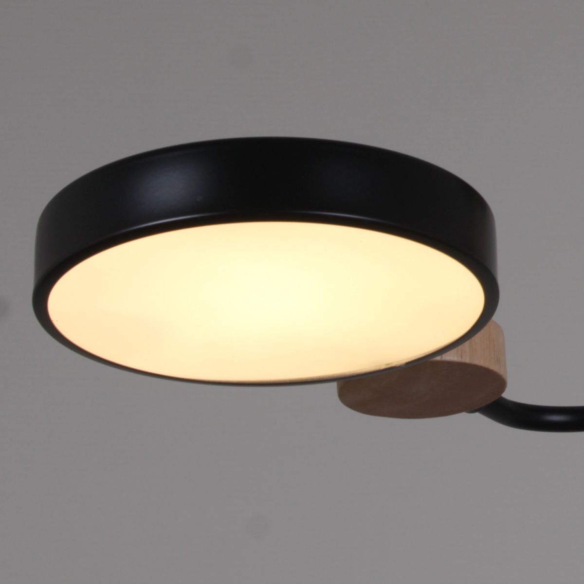 Люстра на штанге Reluce 03326-0.3-05 BK+WOOD