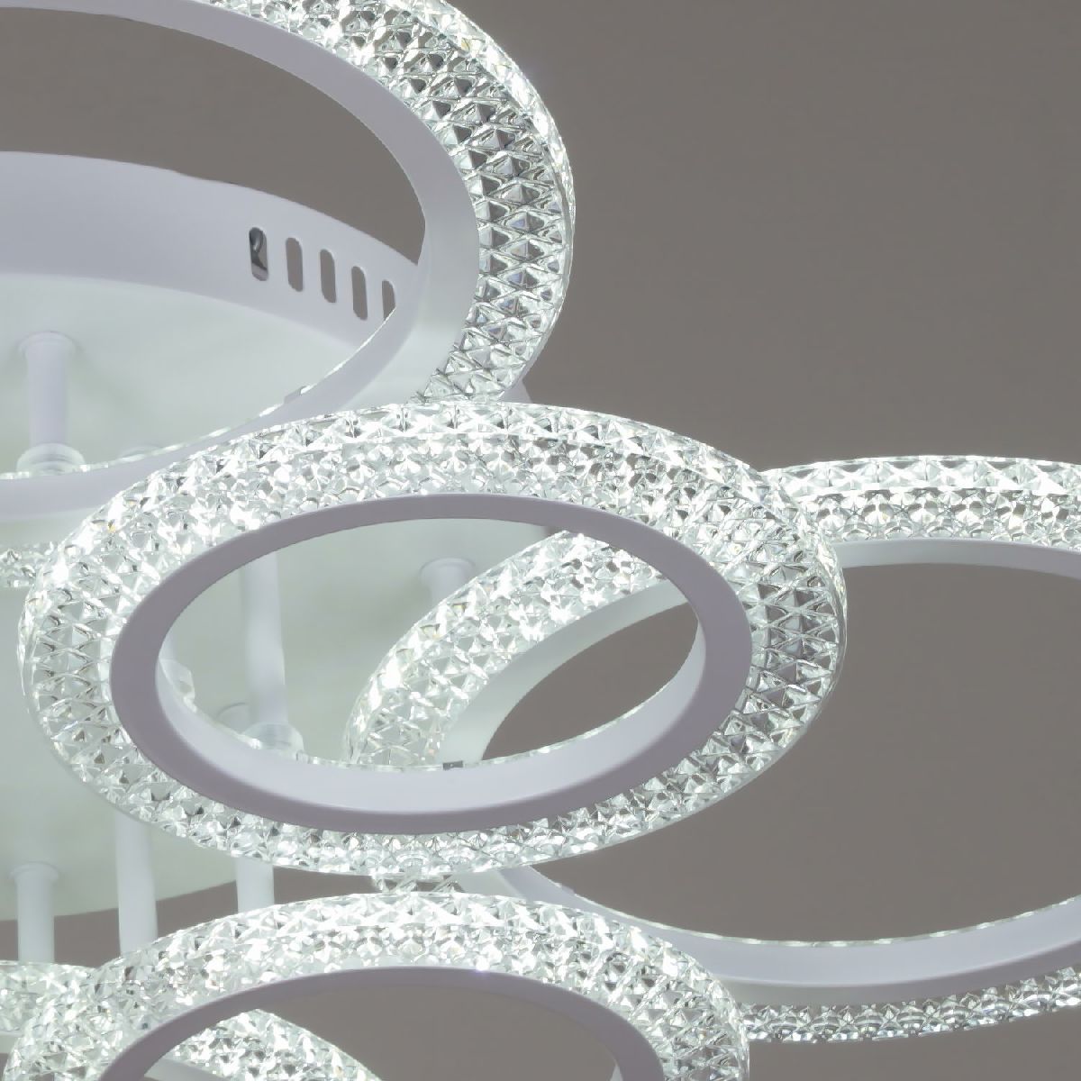 Потолочная люстра Reluce 08488-0.3-4+4A WH