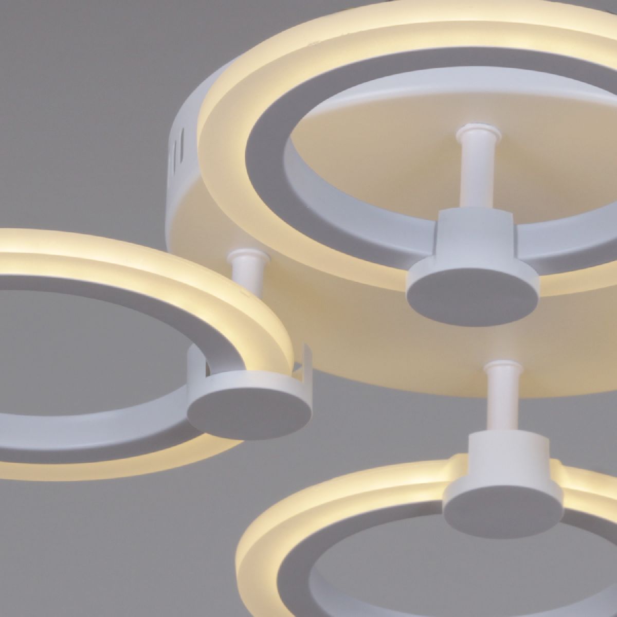 Потолочная люстра Reluce 09501-0.3-04 WH