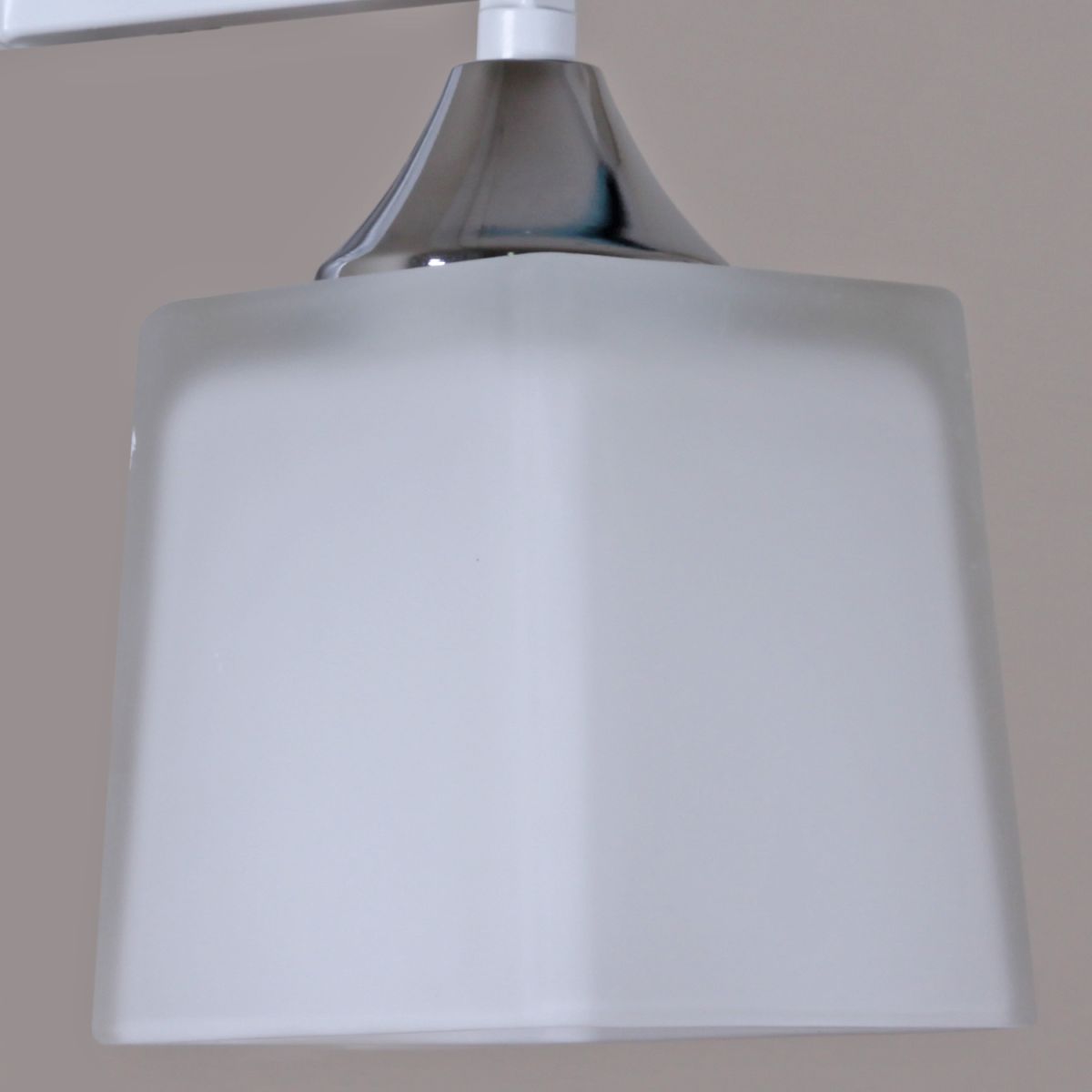 Потолочная люстра Reluce 06646-0.3-04 WT+CR