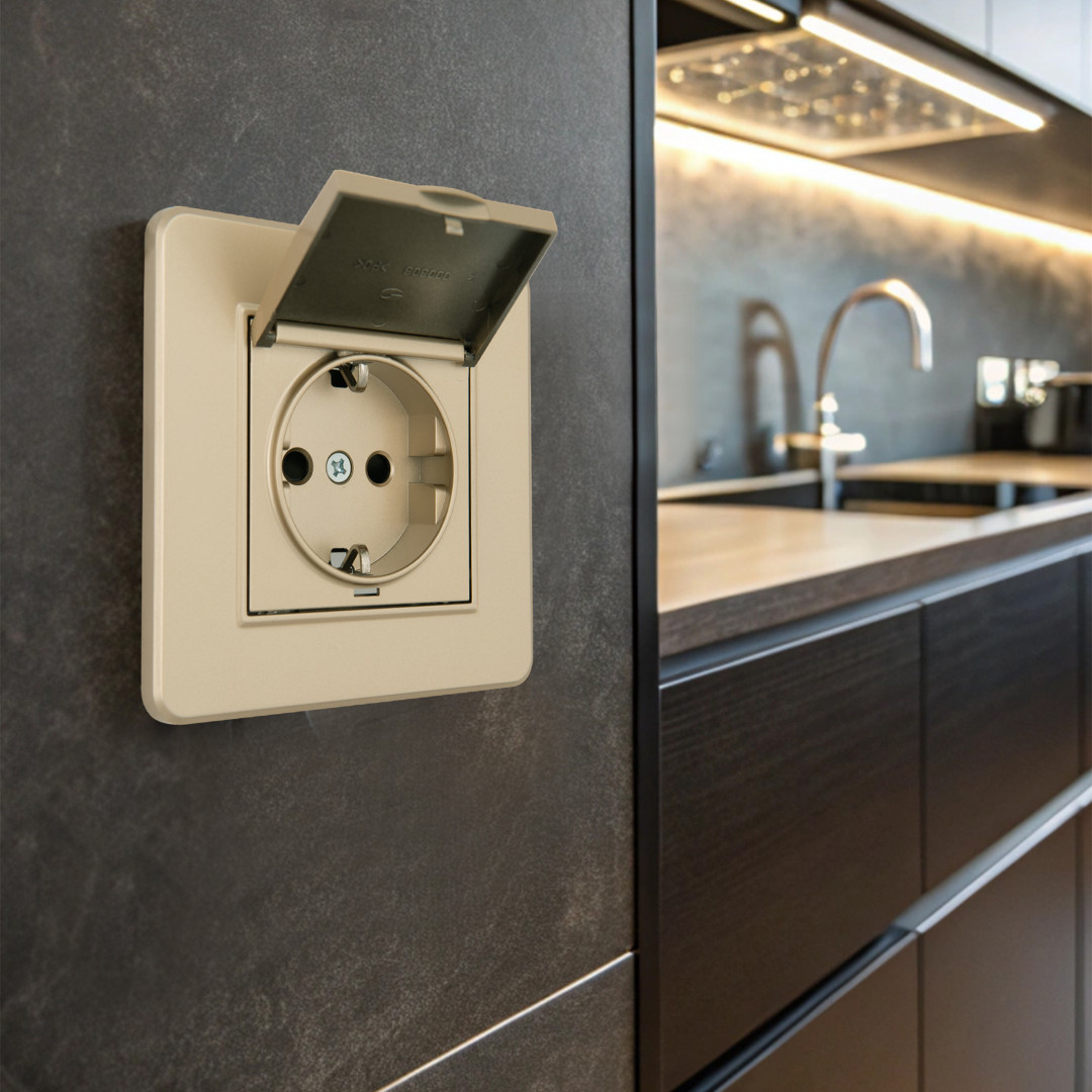 Комплект розетки с/з и шторками, защитной крышкой и рамкой Arte Milano SET16-1-41-1 shampan