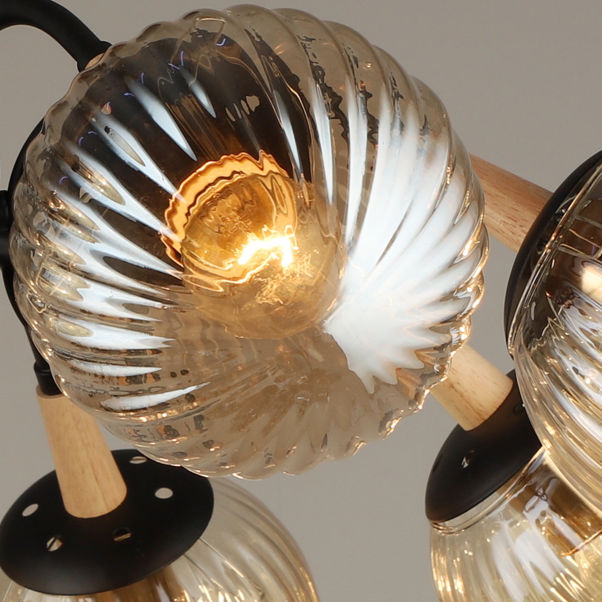 Люстра на штанге Reluce 04886-0.3-08 BK+WOOD