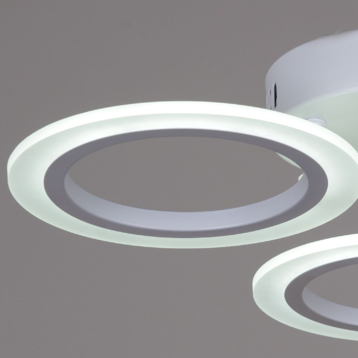 Потолочная люстра Reluce 02306-3.3-03S WH