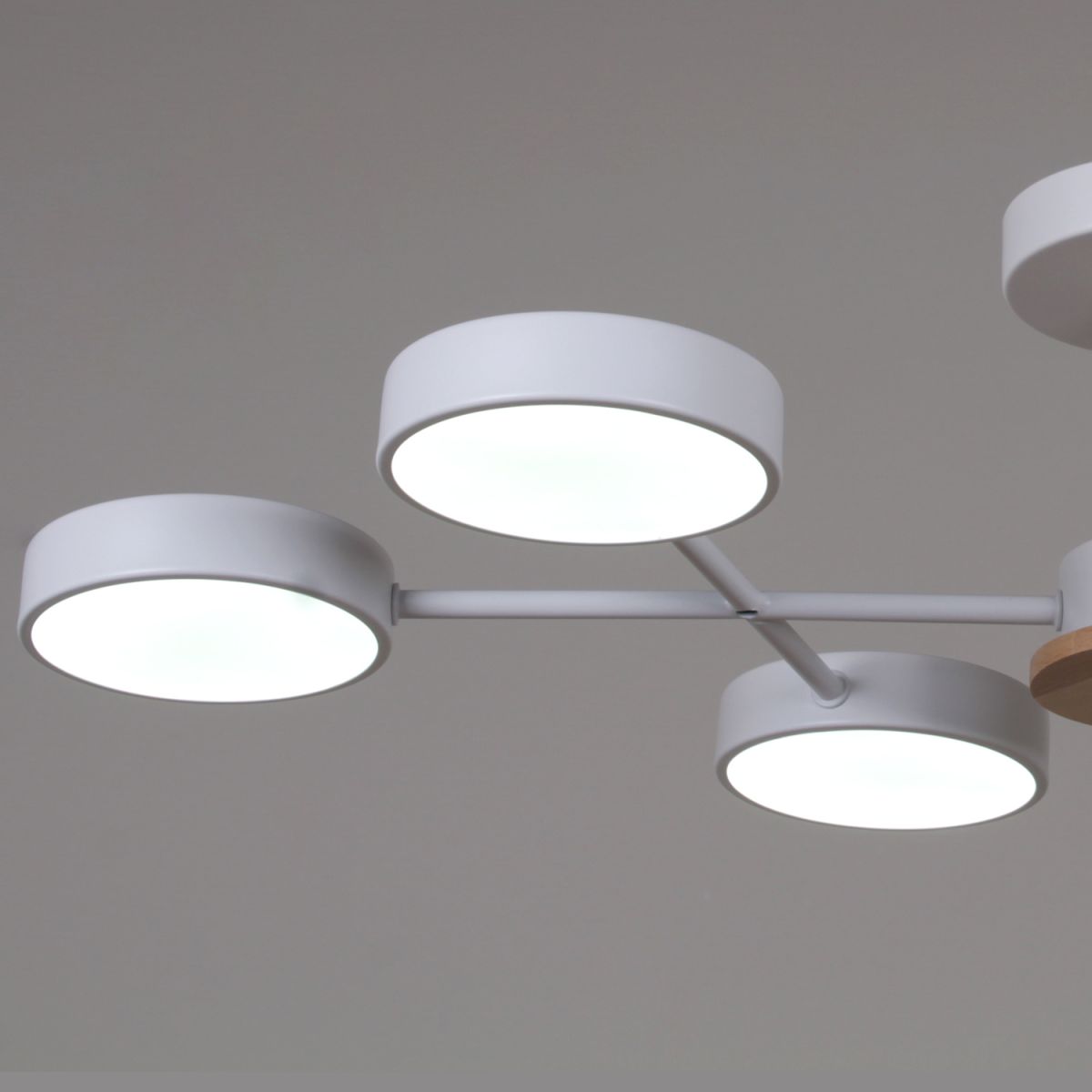 Люстра на штанге Reluce 03335-0.3-06 WH+WOOD