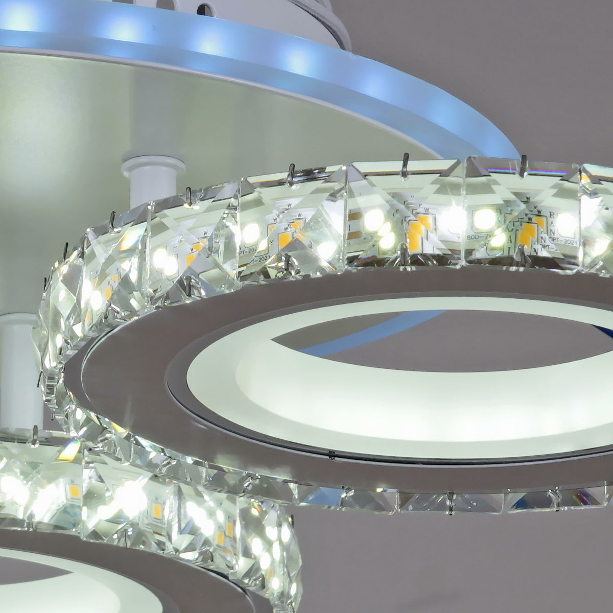 Потолочная люстра Reluce 03900-0.3-03A WH+CR (RGB)