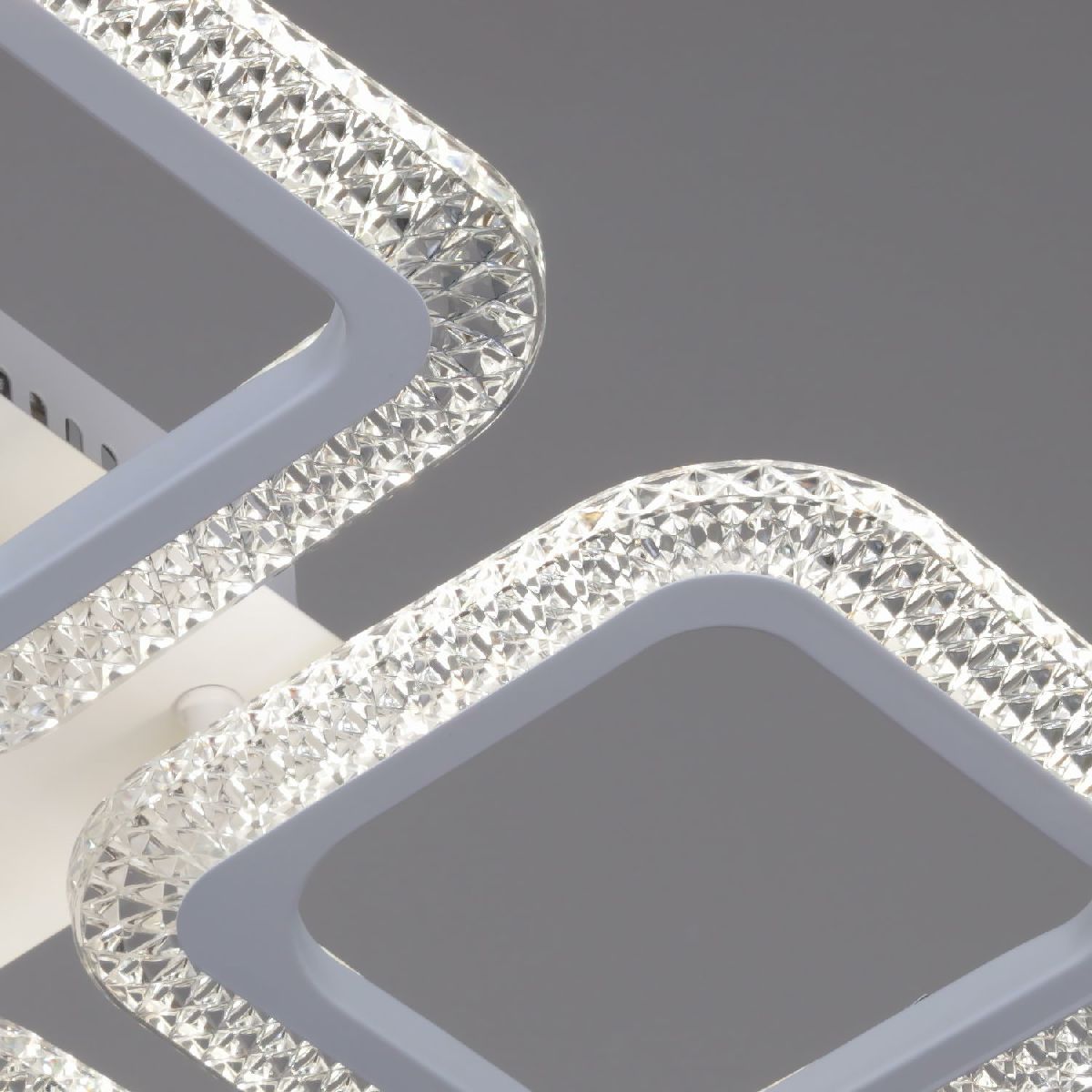 Потолочная люстра Reluce 08491-0.3-04A WH