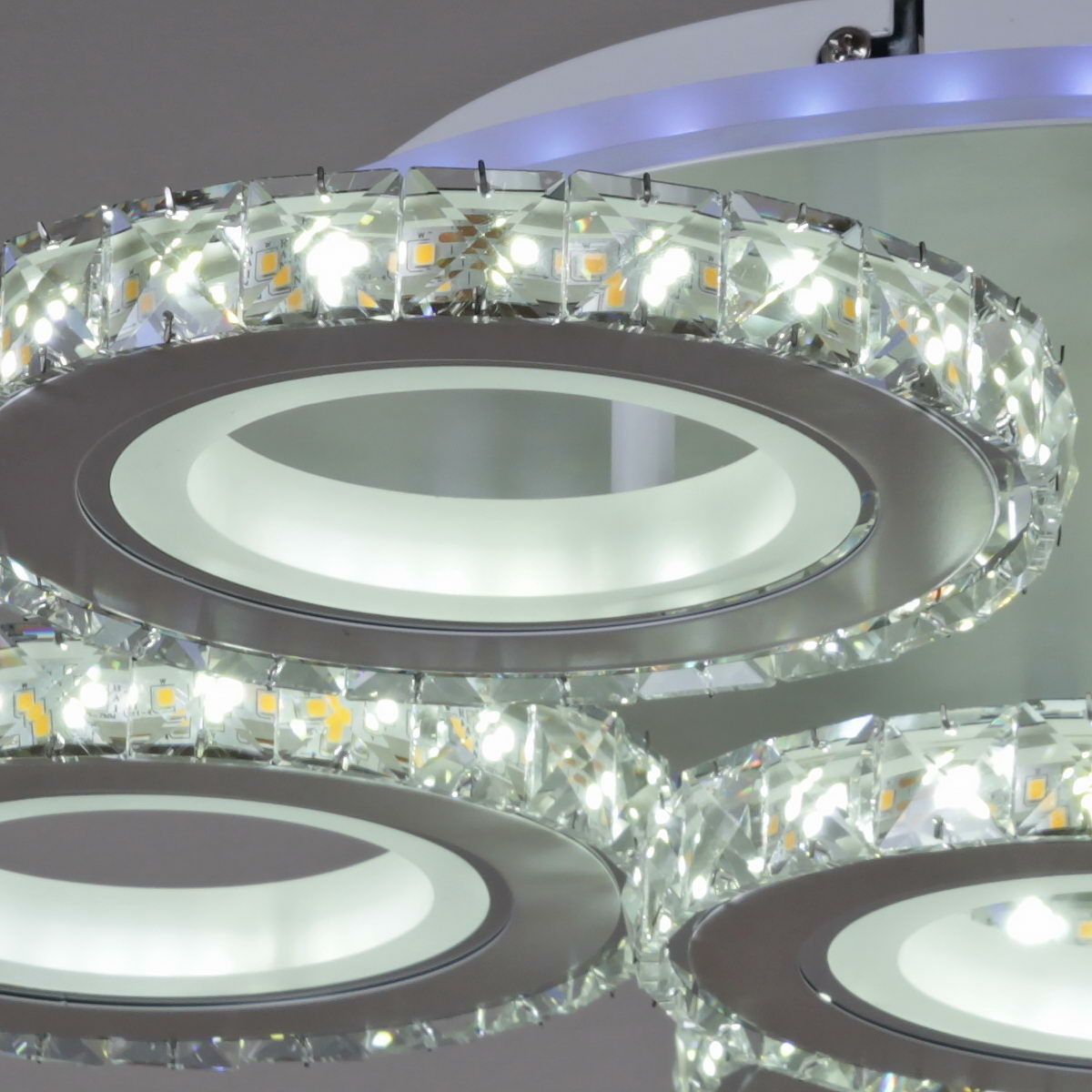 Потолочная люстра Reluce 03900-0.3-5+1A WH+CR (RGB)