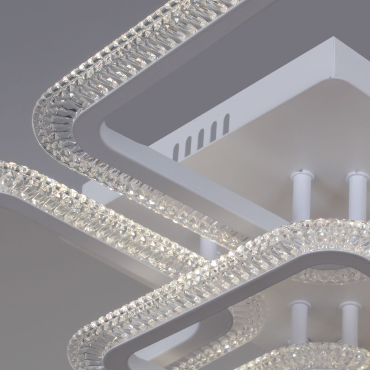 Потолочная люстра Reluce 09838-0.3-4+1 WH