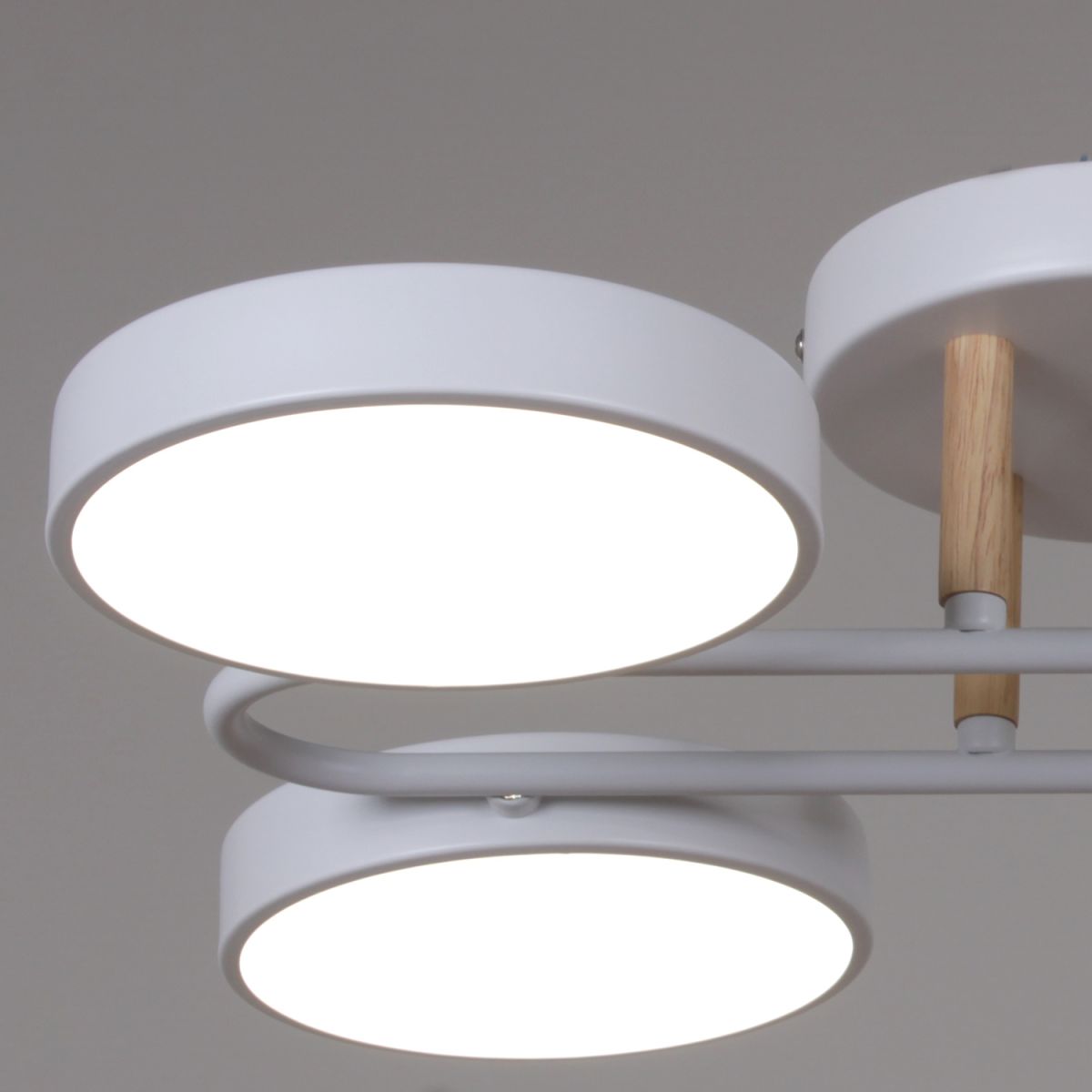 Потолочная люстра Reluce 03322-0.3-04 WH+WOOD