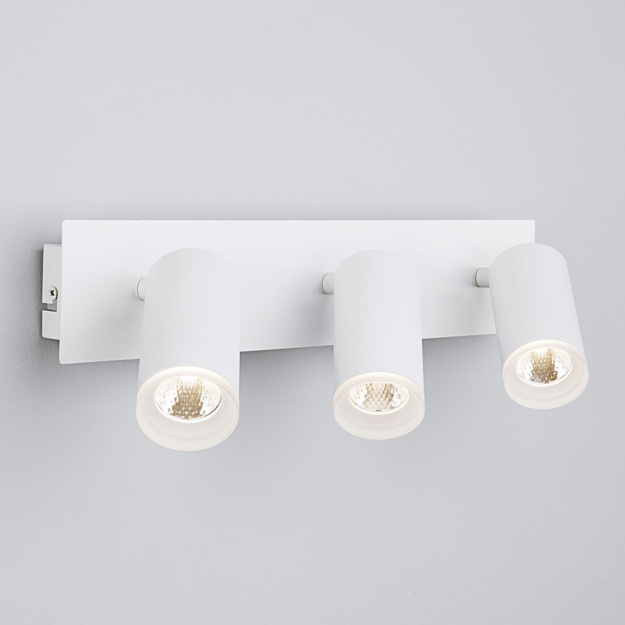 Спот Eurosvet Holly 20067/3 LED белый