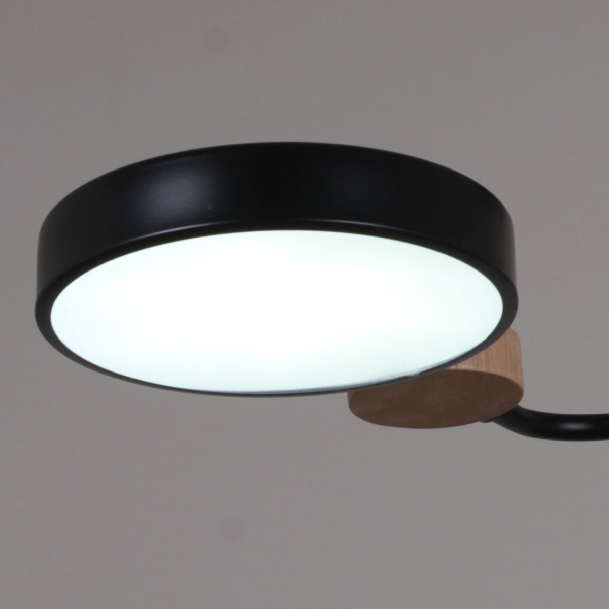 Люстра на штанге Reluce 03326-0.3-03 BK+WOOD