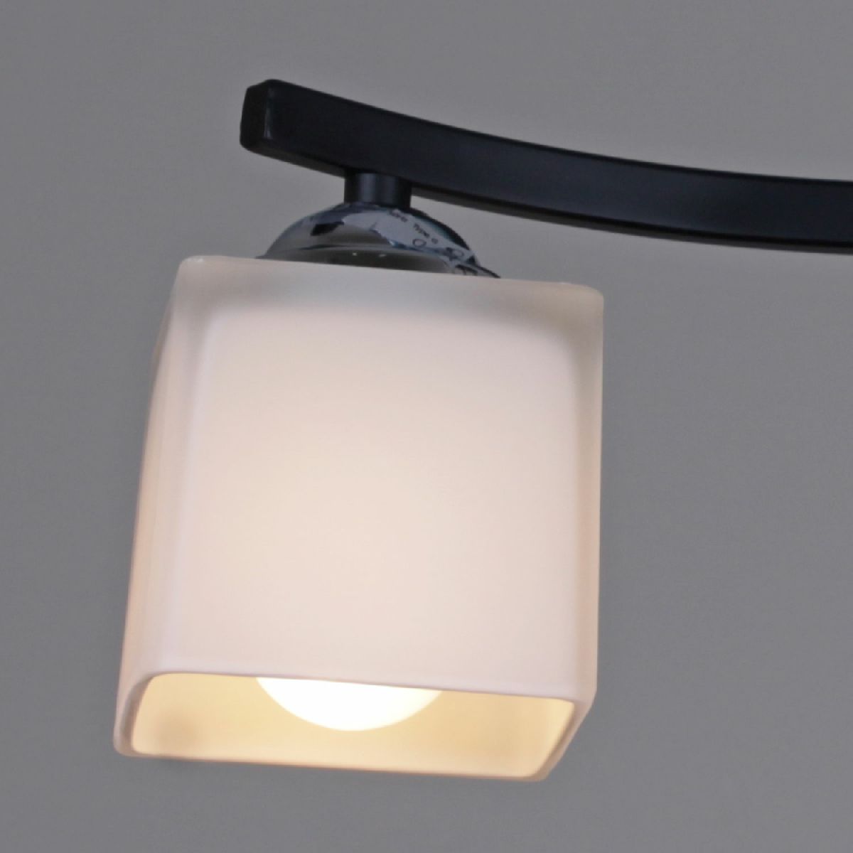 Потолочная люстра Reluce 03213-0.3-04