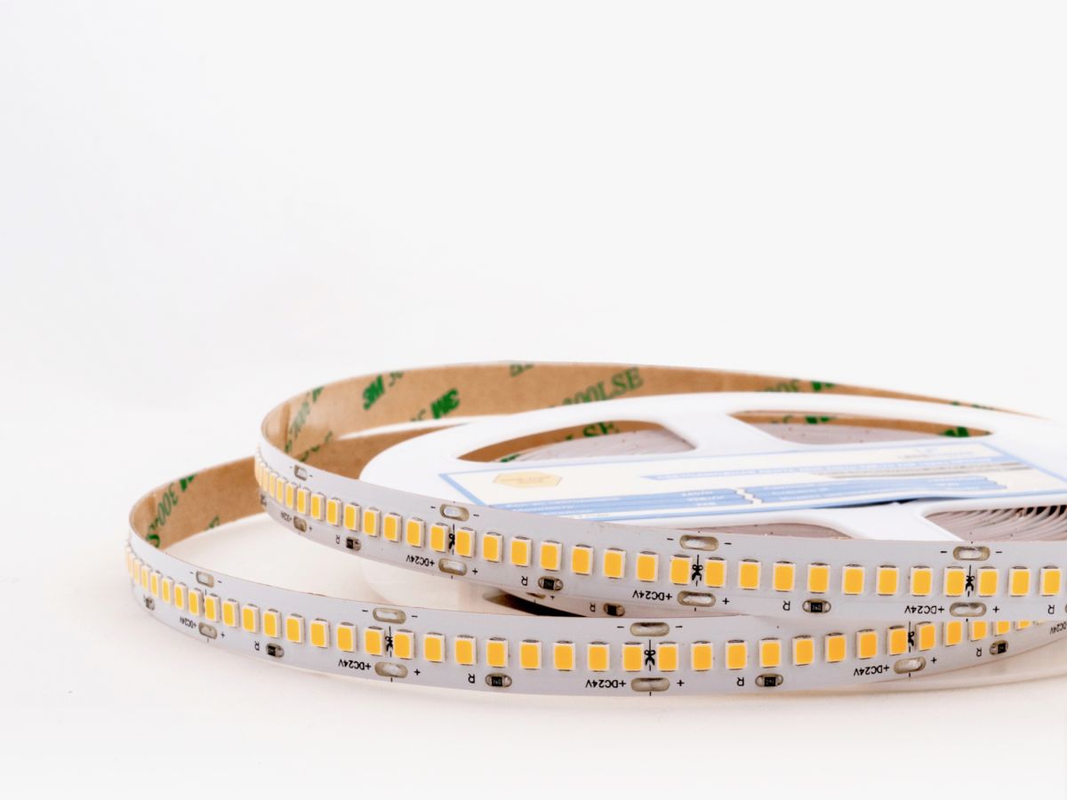 Светодиодная лента LEDS POWER 2835 240/м (22Вт/м) 24В теплая, серия ПРО140 005270