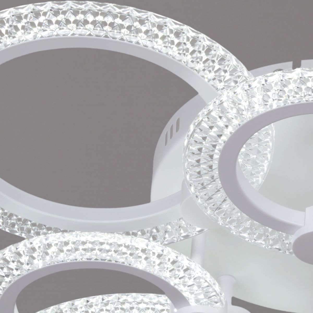 Потолочная люстра Reluce 68090-0.3-4+4 WH