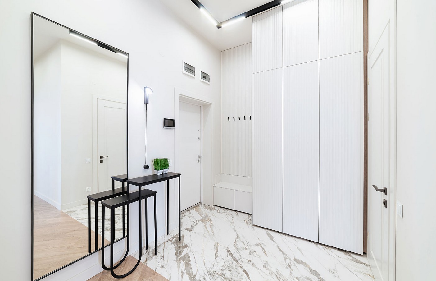 Свет в прихожей: создаем уют и функциональность с помощью освещения