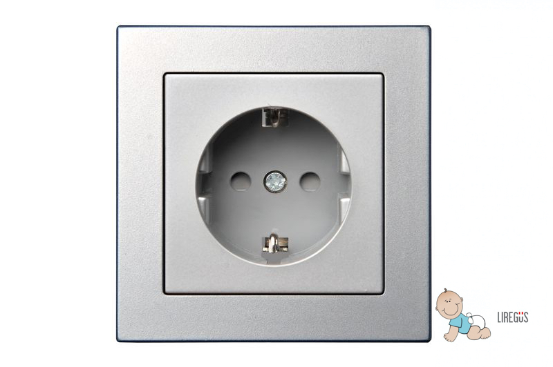 Розетка с заземлением и шторками Liregus Epsilon 28-1753