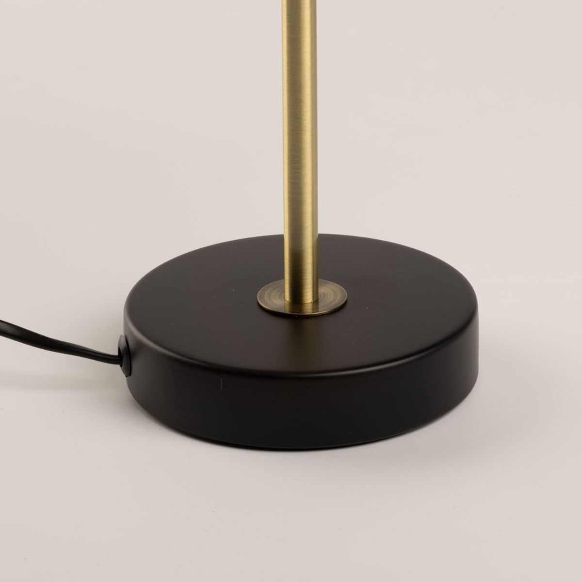 Настольная лампа De Markt Конрад 667034601