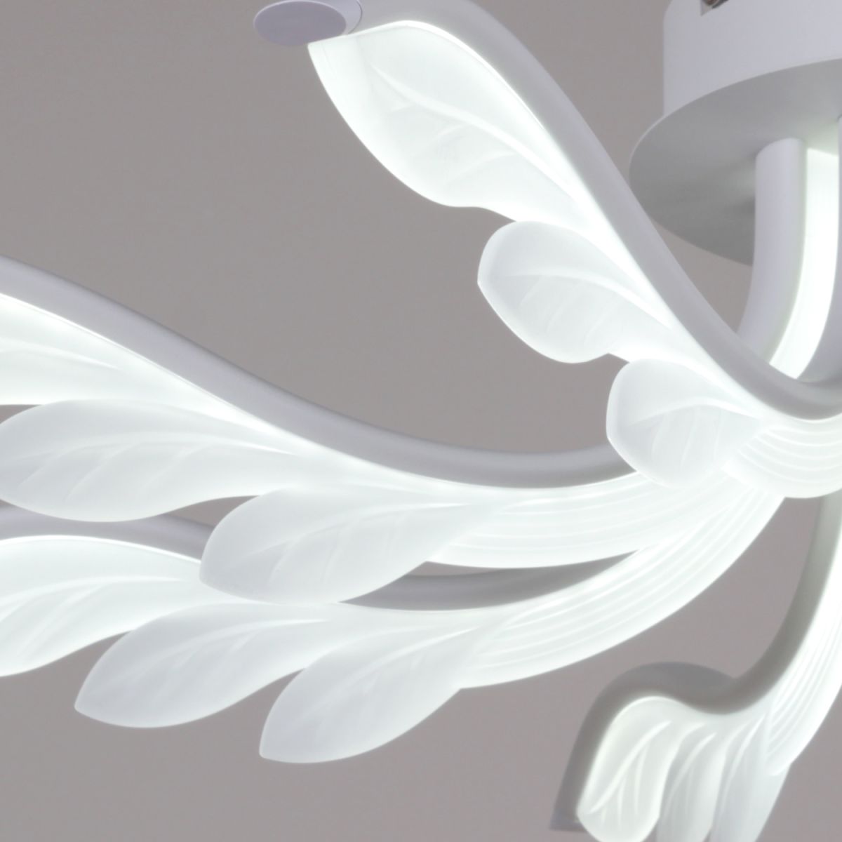 Потолочная люстра Reluce 14390-0.3-08S white