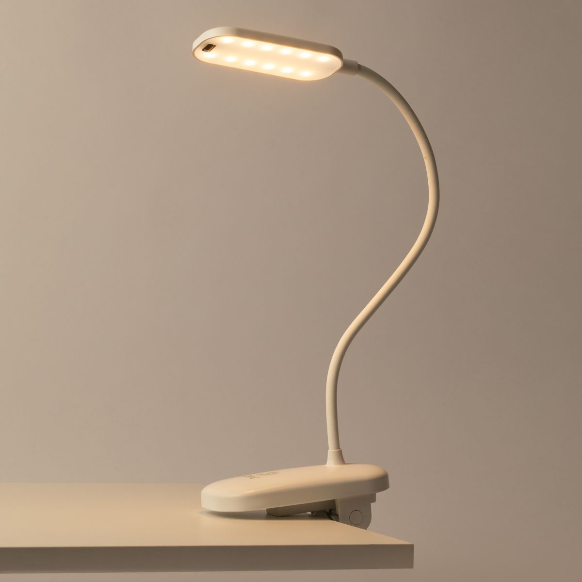 Настольная аккумуляторная лампа Эра NLED-525-6W-W Б0068589