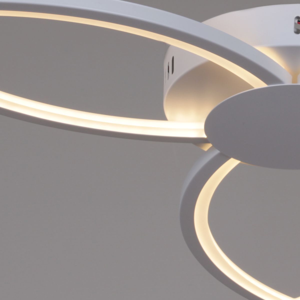 Потолочная люстра Reluce 09877-0.3-03 WH